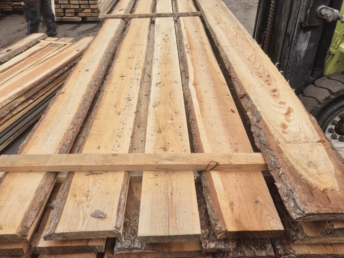Tabla de canto natural de alerce para valla Bonanza en el palé