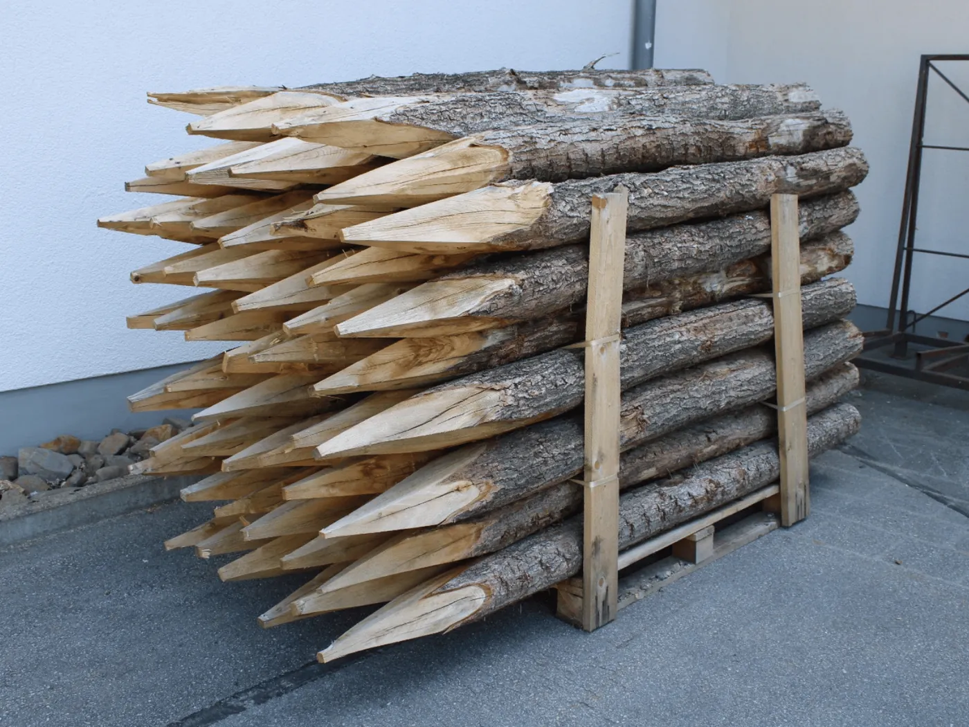 Eiken ronde palen in de bast, op pallets en aangepunt