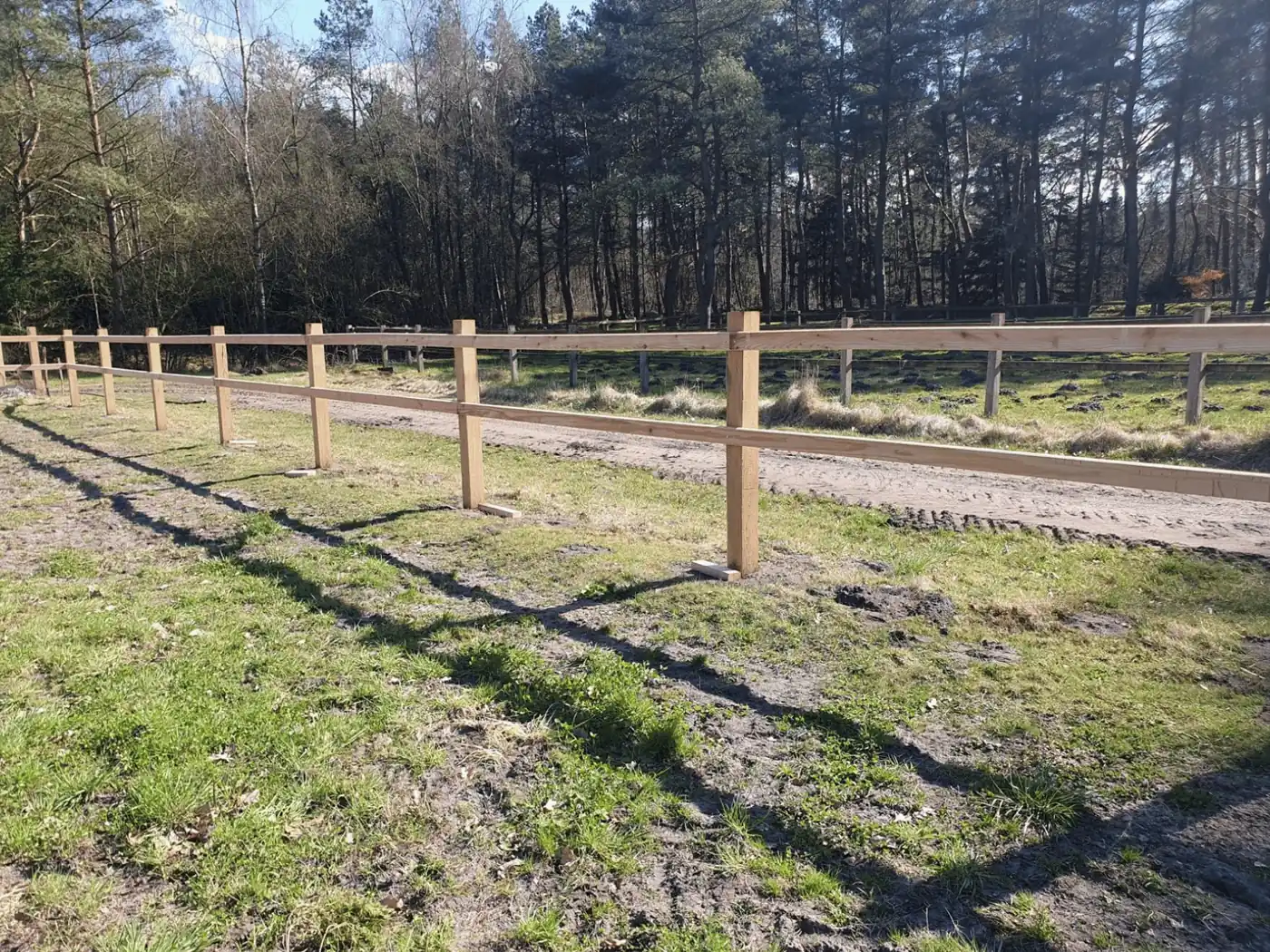 Voltooide paardenpaddock van eiken posten met regels