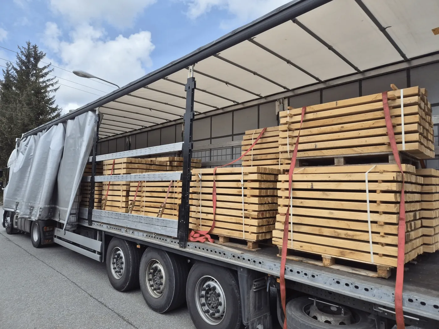 Eiken posten van eiken, geladen op de vrachtwagen