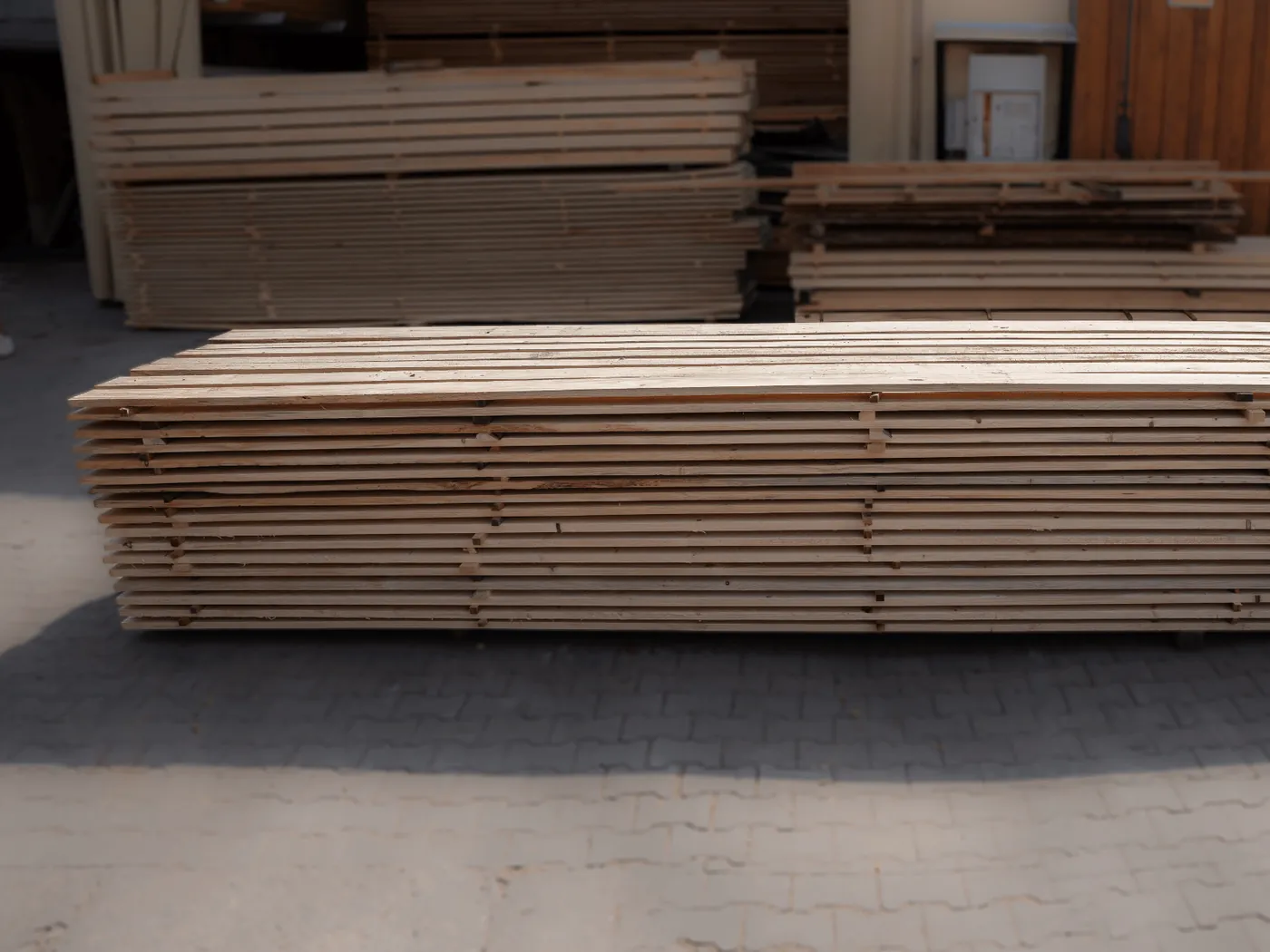 Vuren constructiehout, ruw gezaagd hout gestapeld