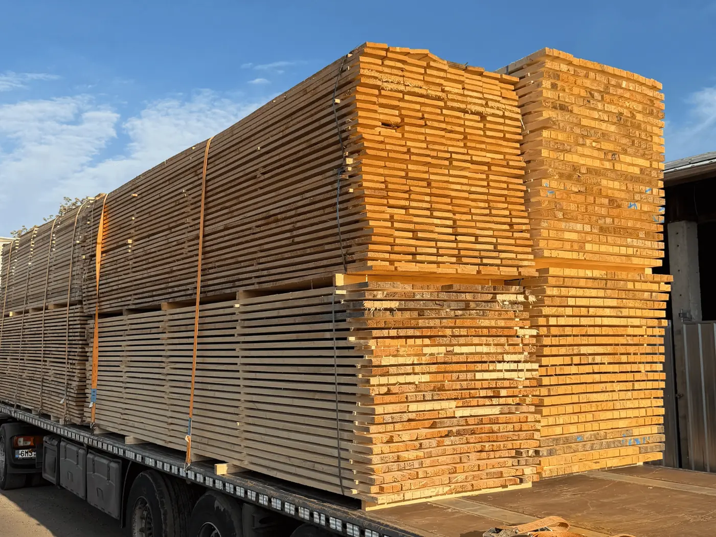 Vuren constructiehout, gebundeld en vastgesjord op de vrachtwagen
