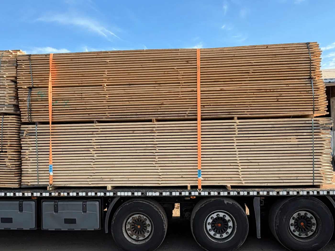 Fichten Schalungsbretter, gebündelt und verzurrt auf dem LKW