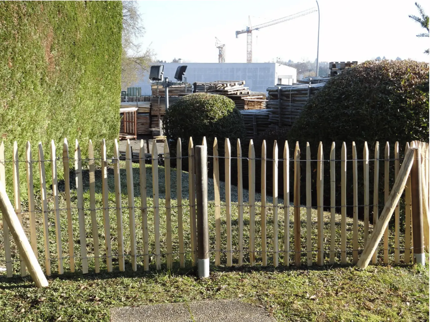 Staketenzaun aus gesägter Kastanie mit eingebautem Tor