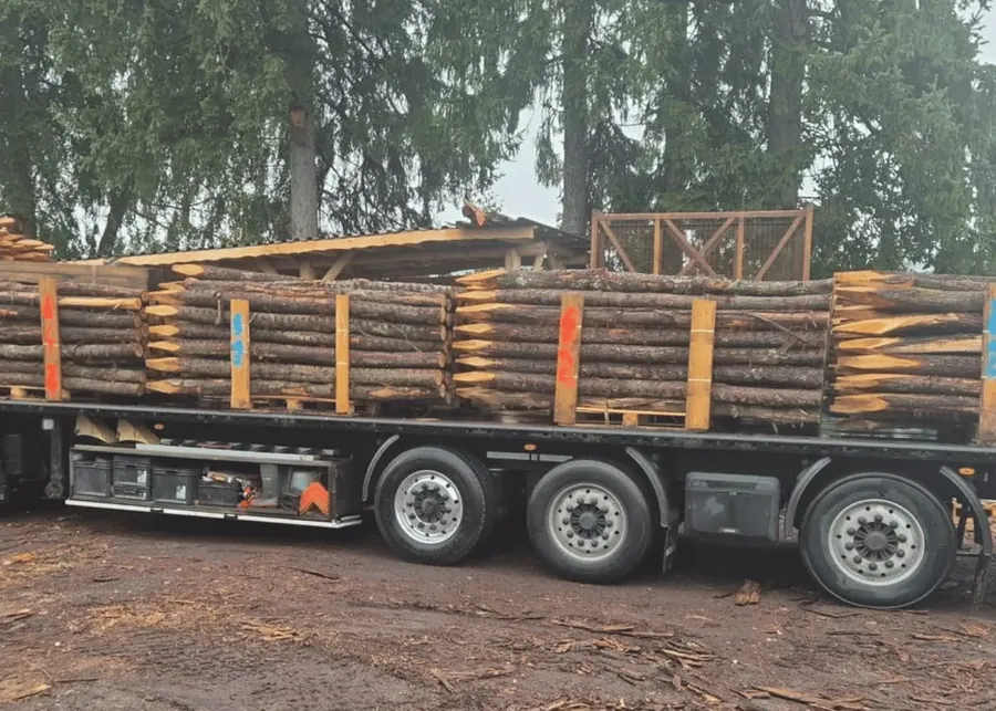 Eiken ronde palen op de vrachtwagen