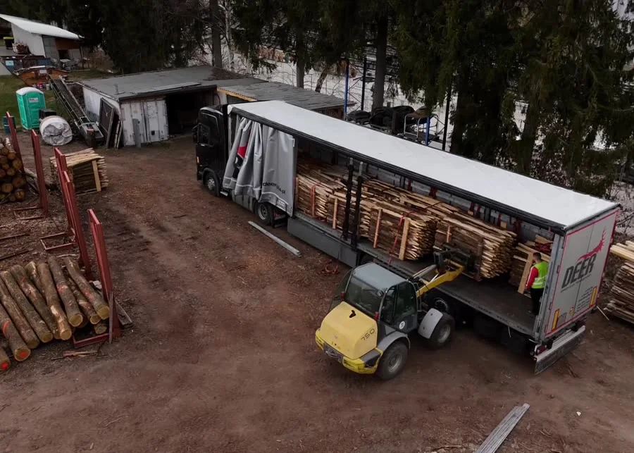 Laden op het terrein