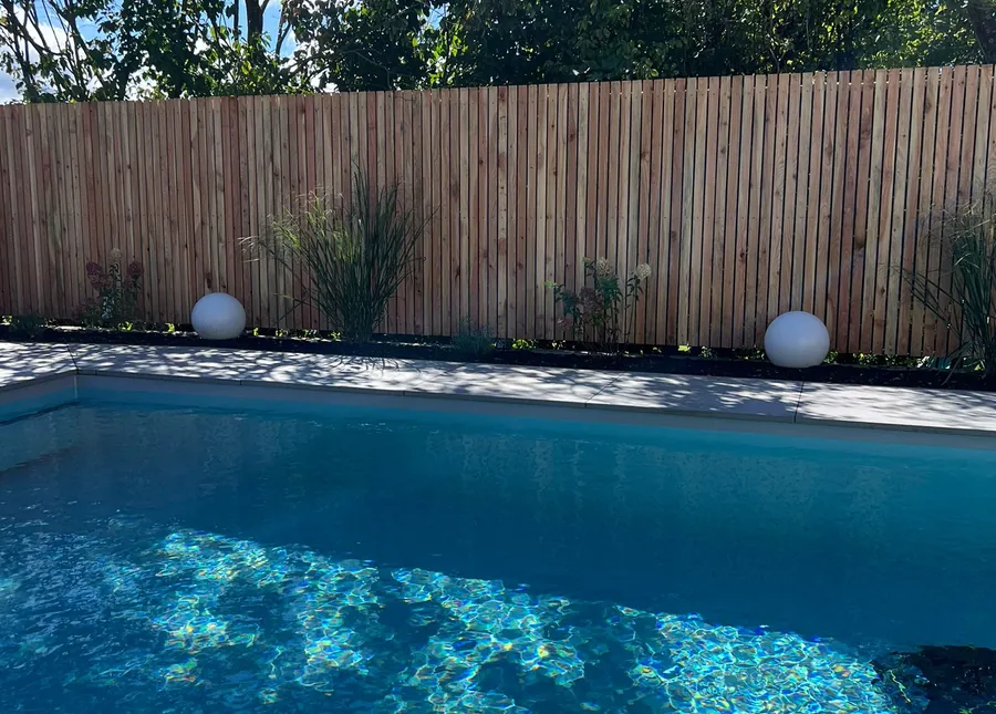 Sichtschutzzaun am Pool